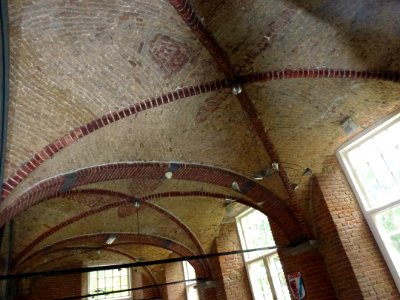 Kasteel Wijchen 24, overwelfde galerij westvleugel vanuit binnenplaats gezien