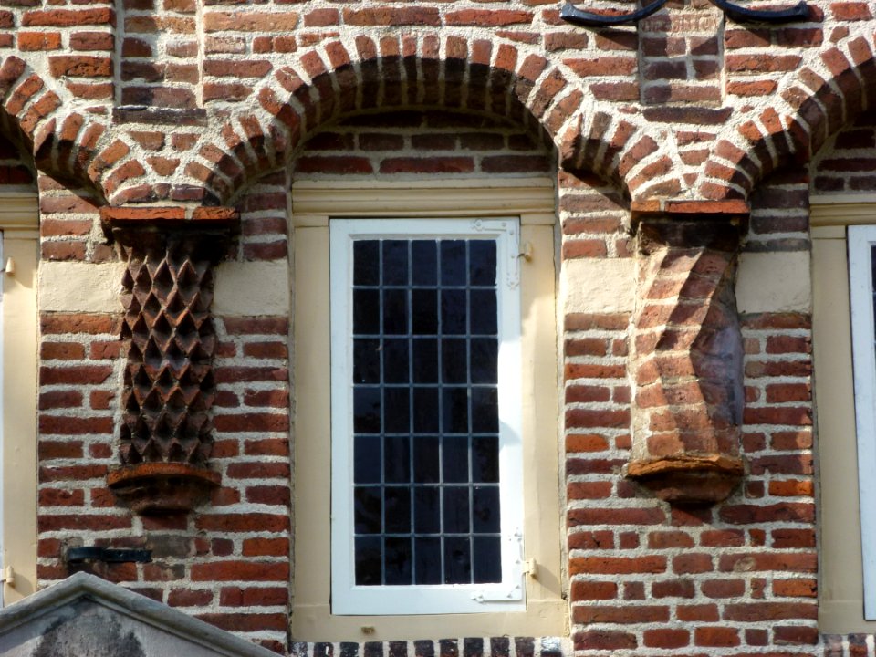 Kasteel Wijchen 09, voorgevel, poortgebouw, detail raam met siermetselwerk