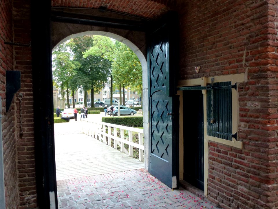 Kasteel Wijchen 23, portaal met poortwachtersvertrek vanuit binnenplaats gezien
