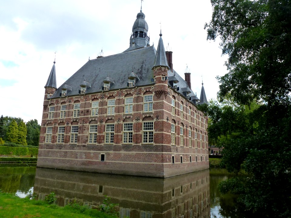 Kasteel Wijchen 05, noordvleugel met westvleugel, schoorstenen west met rondingen versierd