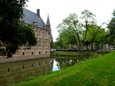 Kasteel Wijchen 20, westvleugel met gracht gezien riching dorp
