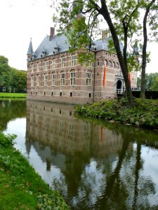 Kasteel Wijchen 04, westvleugel met zuidwesthoek spiegelend in de slotgracht