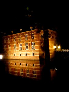 Kasteel Wijchen 30, verlicht, westvleugel met gracht, poortgebouw en brug