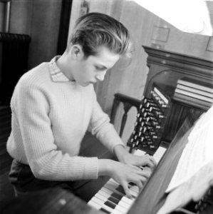 Katwijk aan Zee Jonge zeer begaafde organist Dick van Rijn uit aan het orgel va, Bestanddeelnr 912-3596