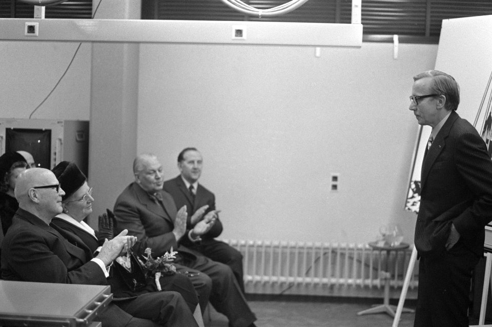 Kekkonen en koningin Juliana bezoeken de Cardiologische Kliniek van prof. Durrer, Bestanddeelnr 925-9804