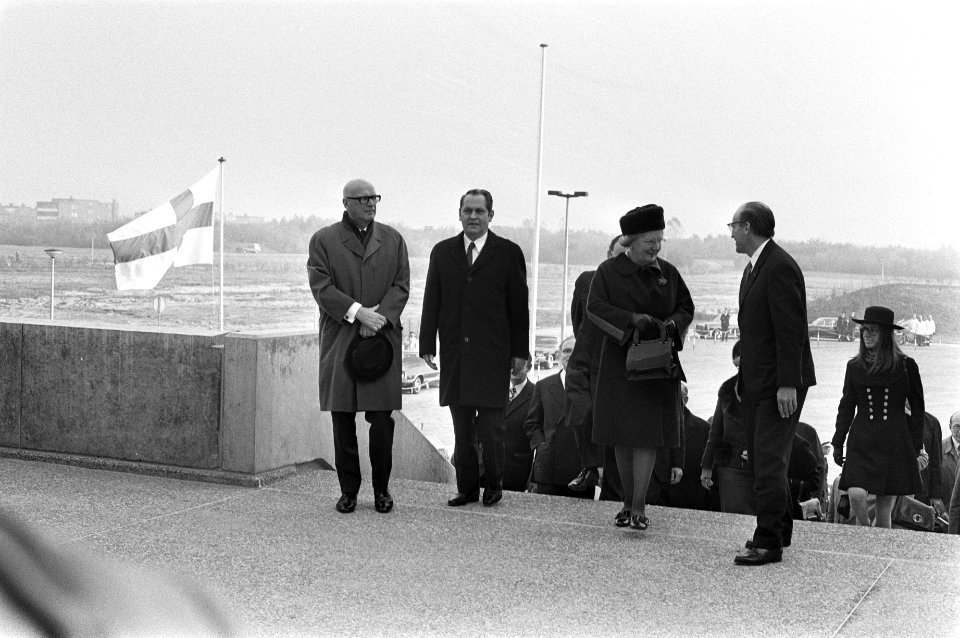 Kekkonen en koningin Juliana brengen een bezoek aan de Flevopolder, Bestanddeelnr 925-9818