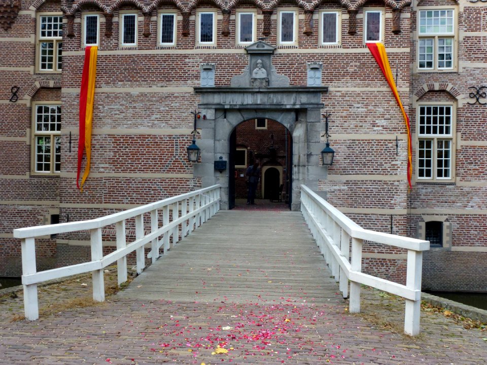 Kasteel Wijchen 08, grachtbrug, poortgebouw met poortomlijsting en siermetselwerk