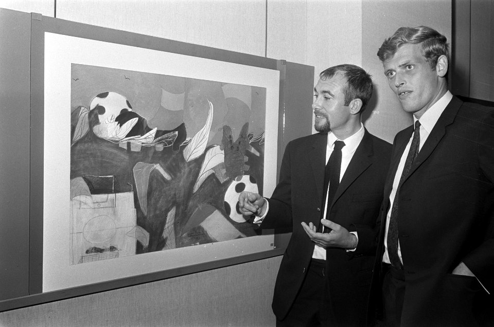 Keizer staat bij een schilderij met schilder Leo Dooper, Bestanddeelnr 921-6769