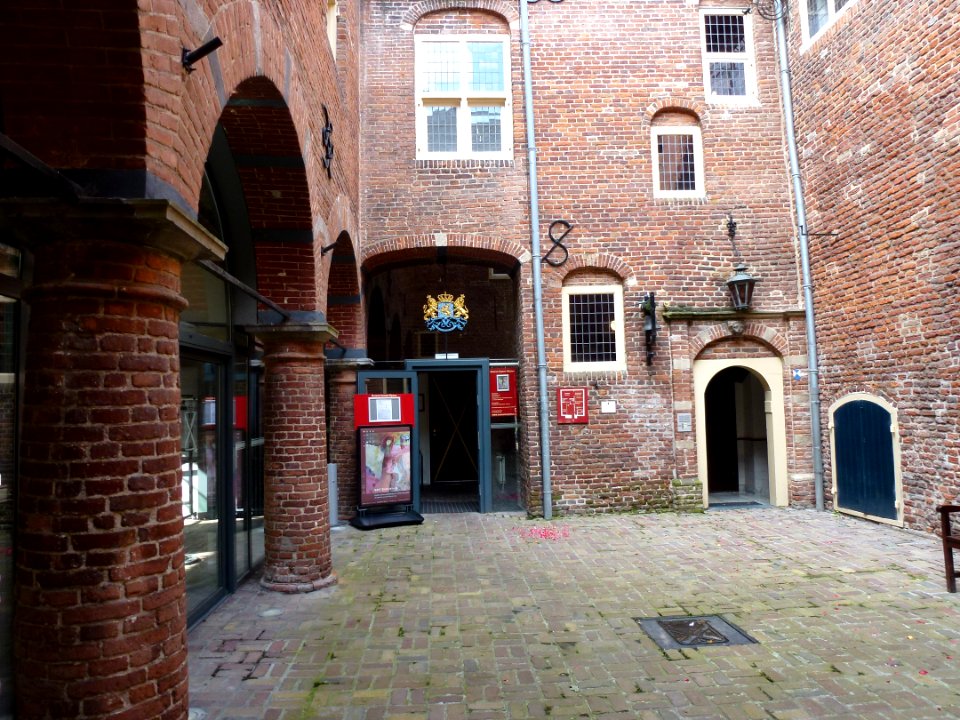 Kasteel Wijchen 10, binnenplaats met links de arcades van de galerij in de westvleugel