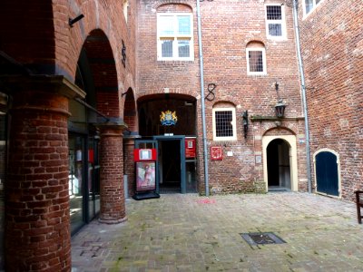 Kasteel Wijchen 10, binnenplaats met links de arcades van de galerij in de westvleugel