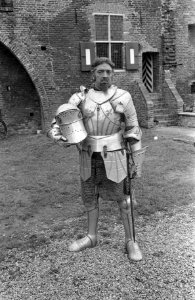 Kasteelheer Wolter van Oldenstein (gespeeld door Ton Vos) in zijn harnas, Bestanddeelnr 921-6928