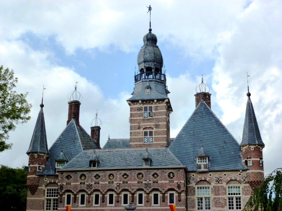 Kasteel Wijchen 13 dak, torens en schoorstenen vanaf het zuiden gezien