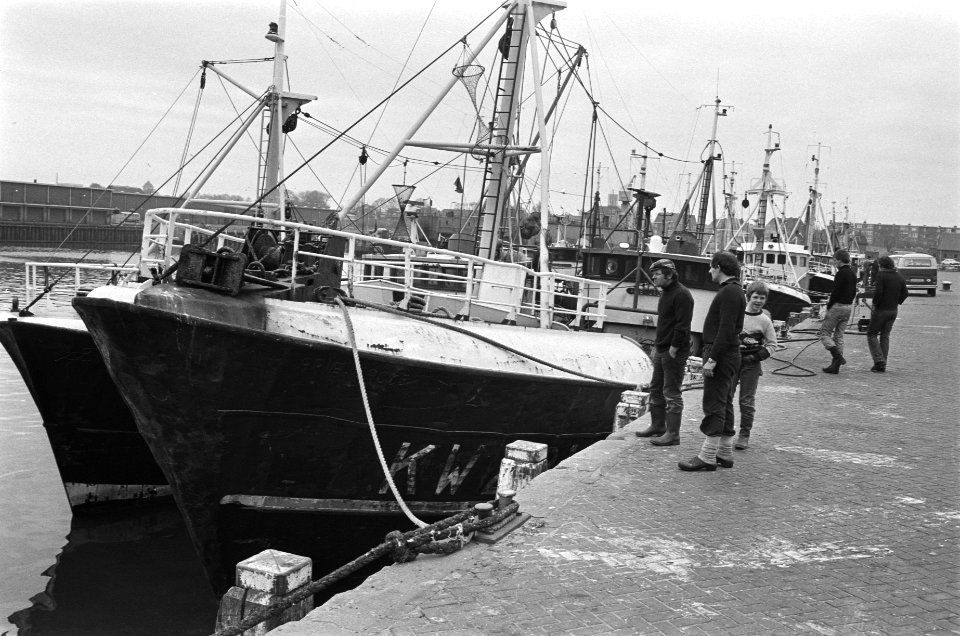 Katwijkse vissers die op rondvis vissen zijn uit protest in de haven gebleven, i, Bestanddeelnr 932-0924
