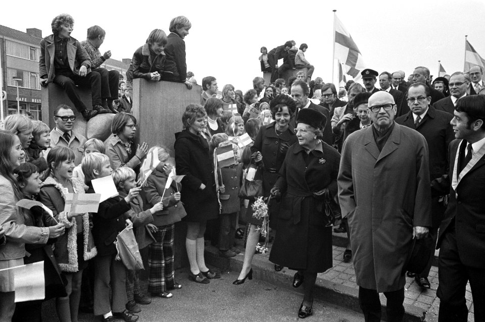Kekkonen en koningin Juliana brengen een bezoek aan de Flevopolder, Bestanddeelnr 925-9812