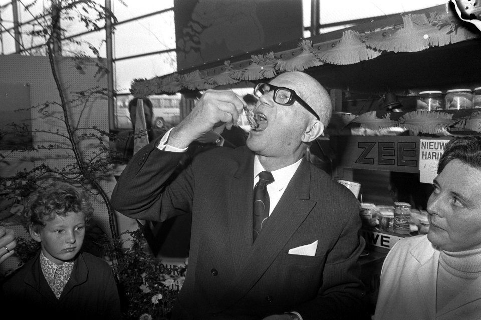 Kekkonen en koningin Juliana brengen bezoek aan Flevopolder, Kekkonen eet haring, Bestanddeelnr 925-9809
