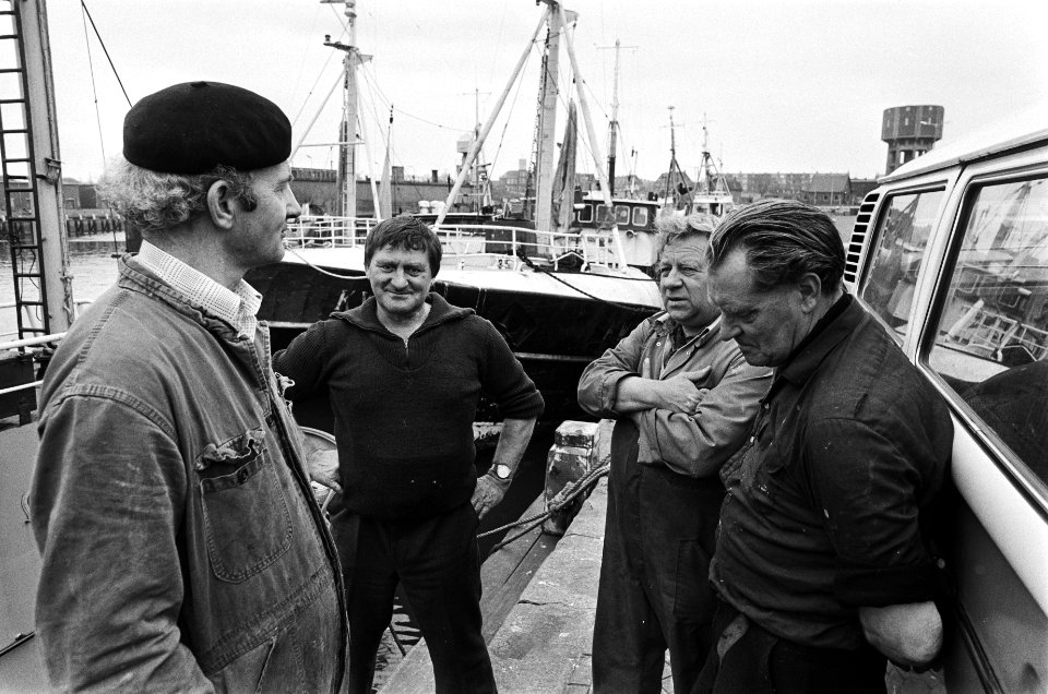 Katwijkse vissers die op rondvis vissen zijn uit protest in de haven gebleven, i, Bestanddeelnr 932-0925