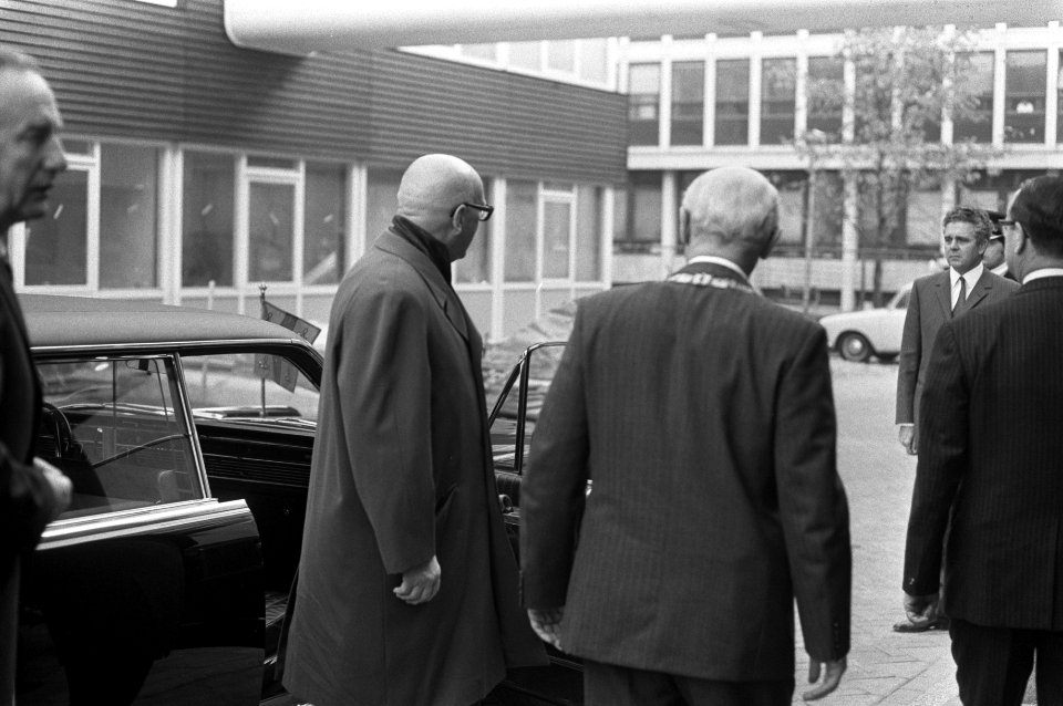Kekkonen en koningin Juliana bezoeken de Cardiologische Kliniek van prof Durrer, Bestanddeelnr 925-9807