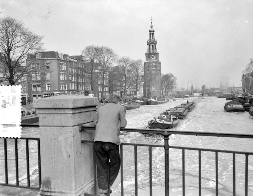 Keizersbrug Oude Schans met ijs met Montelbaentorenop achtergrond, Amsterdam, Bestanddeelnr 907-5722