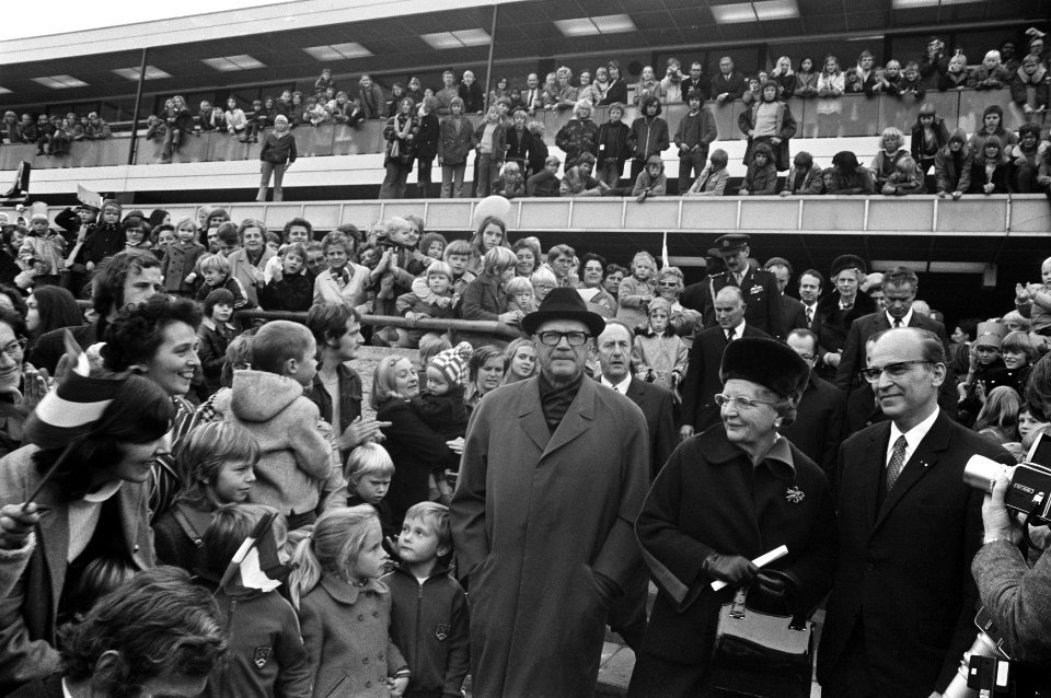 Kekkonen en koningin Juliana brengen een bezoek aan de Flevopolder, Bestanddeelnr 925-9815