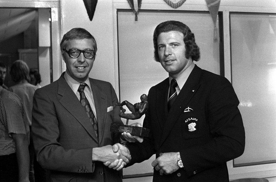 Keeper Heinz Stuy (rechts) krijgt de Tonnie van Leeuwen trofee uit handen van Ja, Bestanddeelnr 926-6059