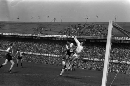 Keeper Nico de Bree in duel met Wim van Hanegem, Bestanddeelnr 923-4523