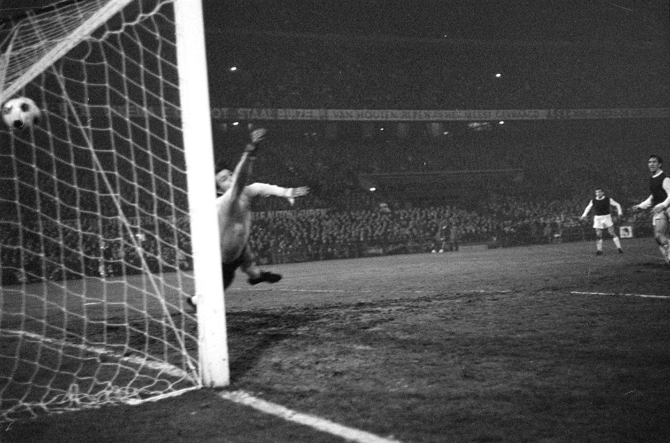 Keeper Grotynski duikt tevergeefs naar het schot van Hasil van Feyenoord 2-0, Bestanddeelnr 923-4442