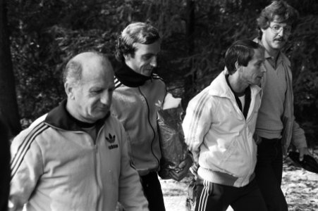 Kees Rijvers, Johan Neeskens en Rob Baan (hulptrainer) na de training, Bestanddeelnr 931-7283