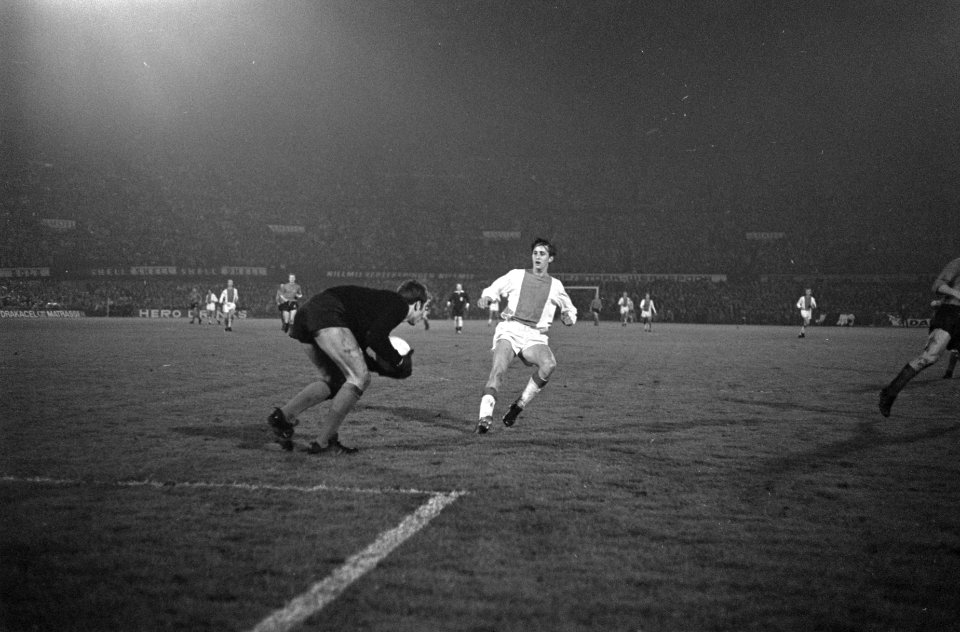 Keeper Rynio pakt de bal, Bestanddeelnr 921-7327