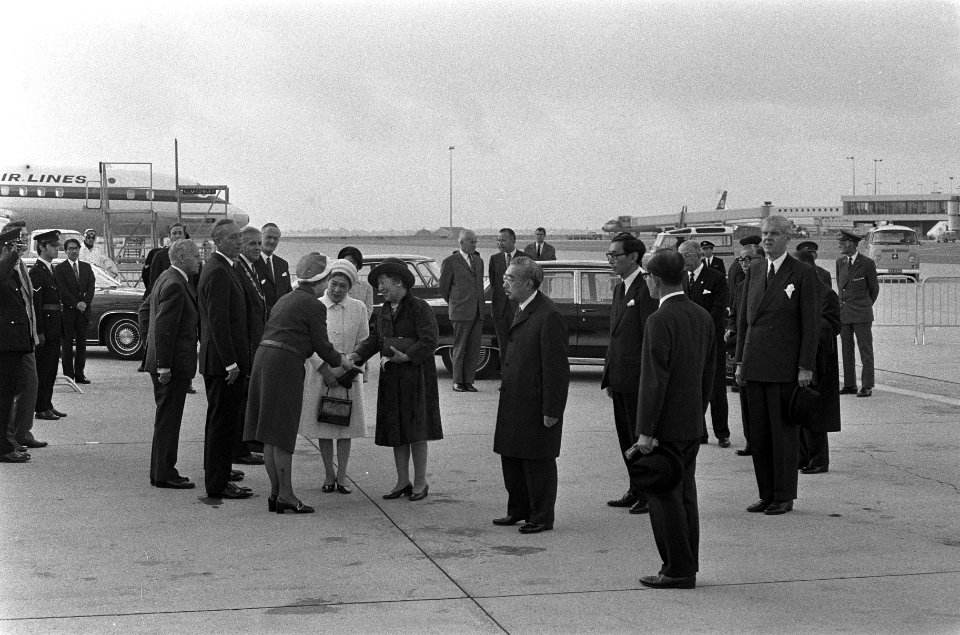 Keizer Hirohito en echtgenote vertrekken van Schiphol, Bestanddeelnr 925-0316