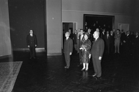 Keizer Hirohito en echtgenote bezoeken Rijksmuseum Amsterdam, Bestanddeelnr 925-0294