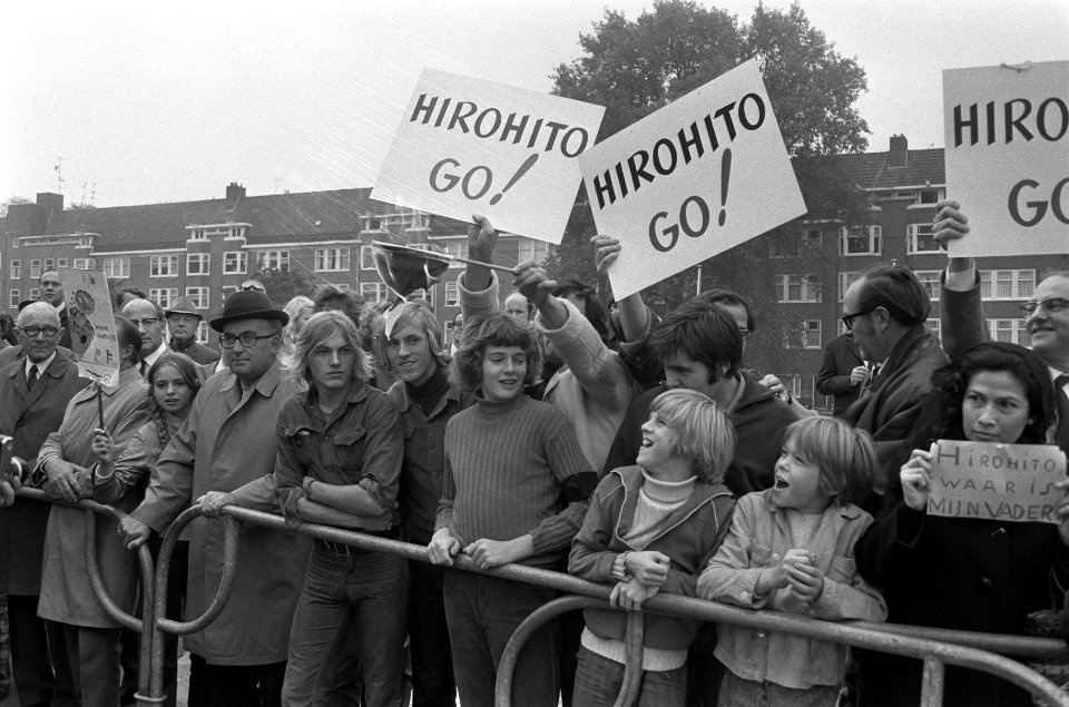 Keizer Hirohito en echtgenote bezoeken Artis Amsterdam, demonstranten, Bestanddeelnr 925-0288