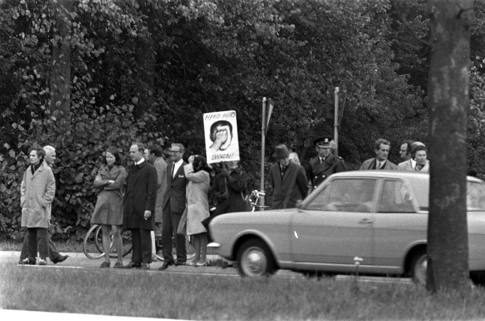 Keizer en echtgenote bij aankomst, Bestanddeelnr 925-0279