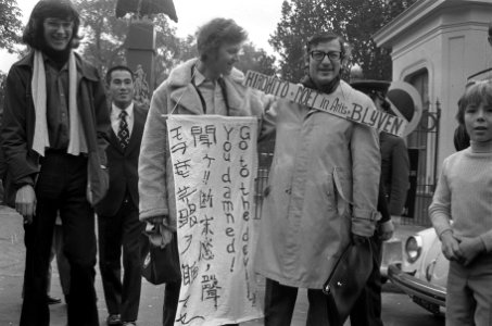 Keizer Hirohito en echtgenote bezoeken Artis Amsterdam, demonstranten voor Artis, Bestanddeelnr 925-0281