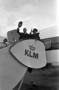 Keizer Hirohito en echtgenote vertrekken van Schiphol, Keizer en echtgenote op v, Bestanddeelnr 925-0314