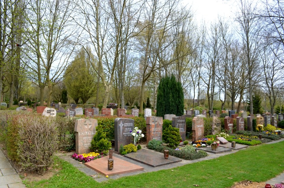 Kelkheim, Hauptfriefhof, Gräber
