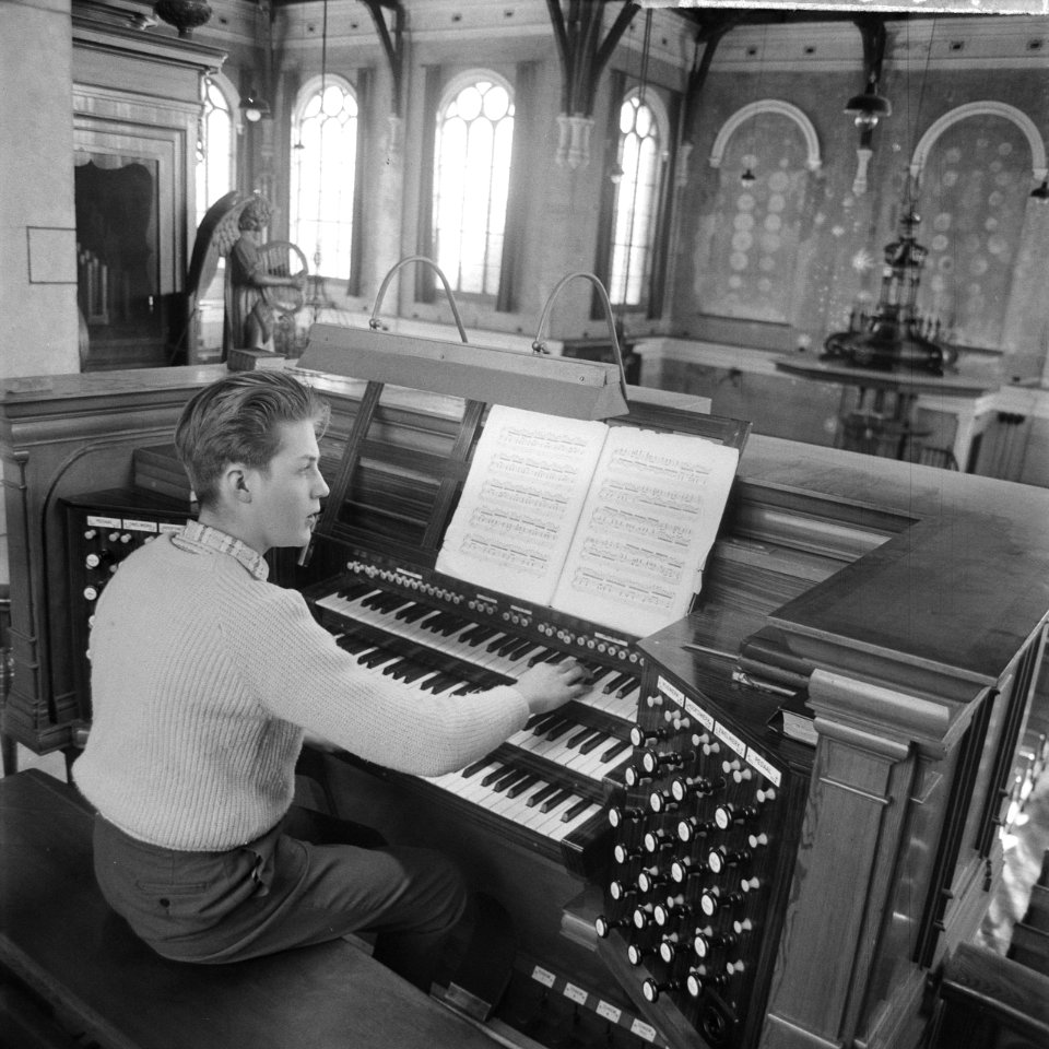 Katwijk aan Zee Jonge zeer begaafde organist Dick van Rijn uit aan het orgel va, Bestanddeelnr 912-3597
