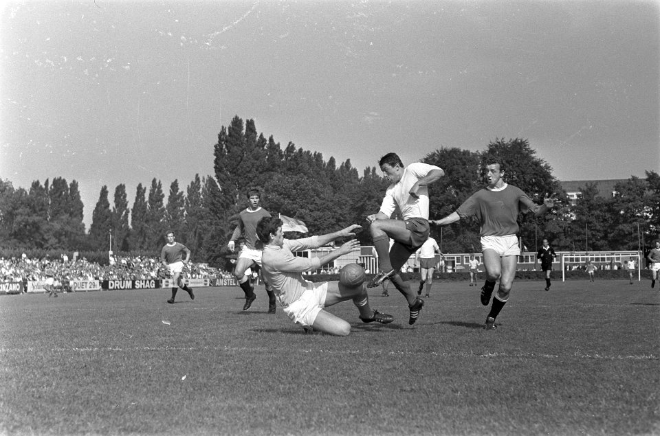 Keeper v.d. Zwaard (links, Vitesse) en Bennie Roode (midden, Blauw Wit ), naast , Bestanddeelnr 921-6246