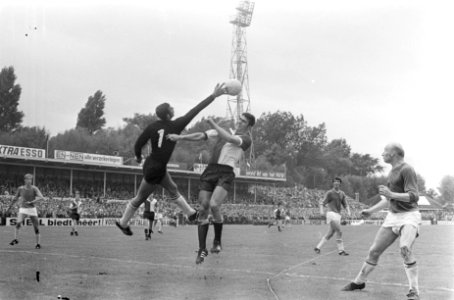 Keeper Thie is Van Hanegem net iets te vlug af, Bestanddeelnr 921-7027