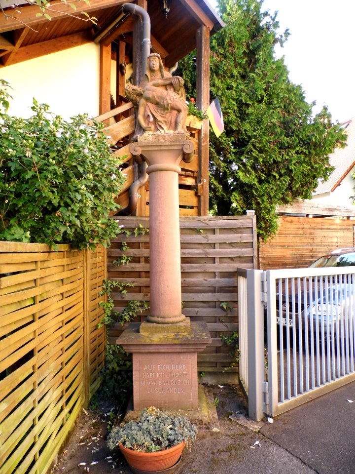 Kelkheim-Münster, Pieta vor Frankfurter Straße 141