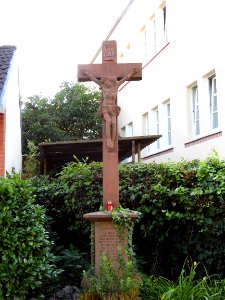 Kelkheim-Münster, Am Kirchplatz, Wegkreuz