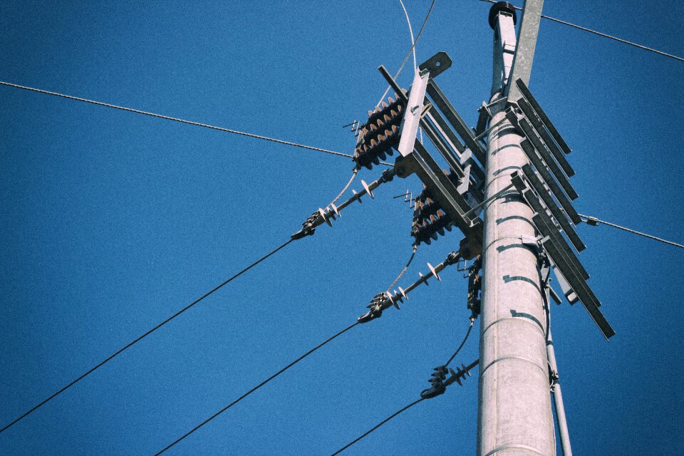 Mast wires electricity