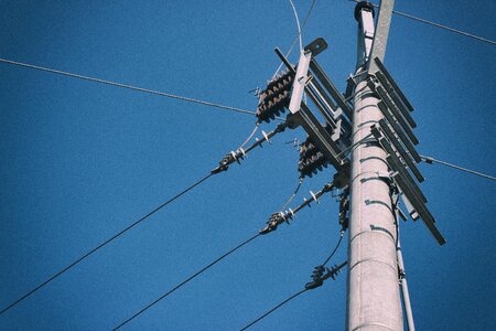 Mast wires electricity