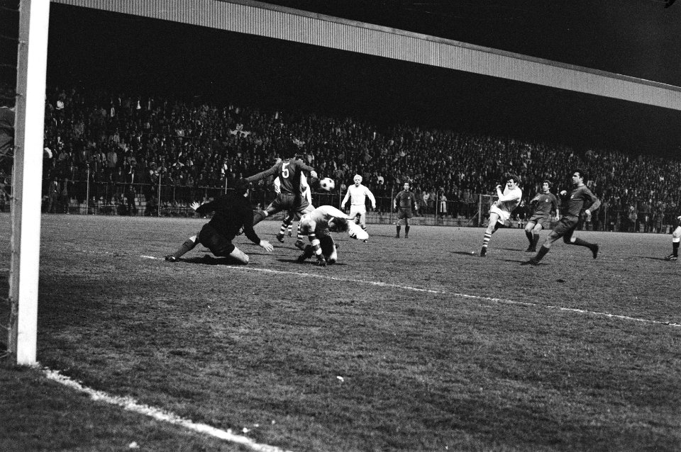 Keeper Betancort (l) op de grond, terwijl PSV-speler Devrindt (r) schiet, Bestanddeelnr 924-4536