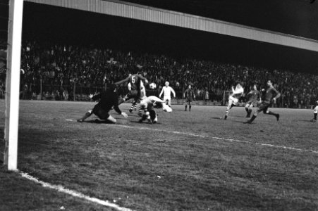 Keeper Betancort (l) op de grond, terwijl PSV-speler Devrindt (r) schiet, Bestanddeelnr 924-4536
