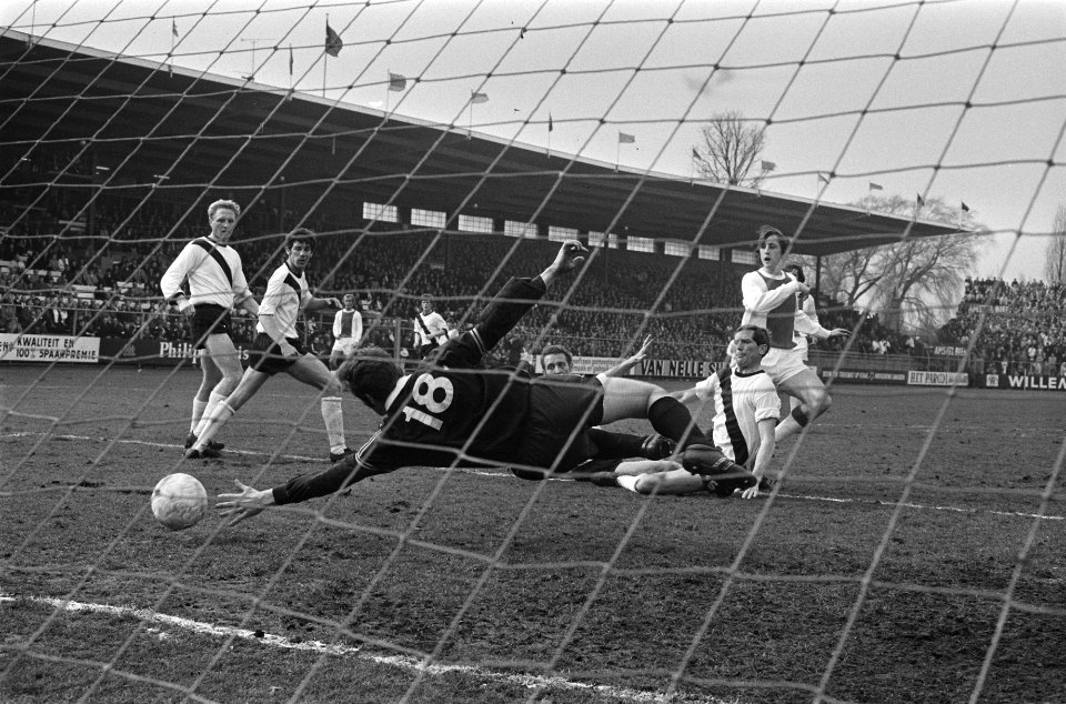 Keeper Hans van der Pluijm van FC Den Bosch grijpt mis bij het eerste doelpunt …, Bestanddeelnr 924-3551