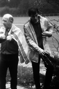 Kees Rijvers (links) bedekt met trainingsjack tegen de regen, Bestanddeelnr 931-7369