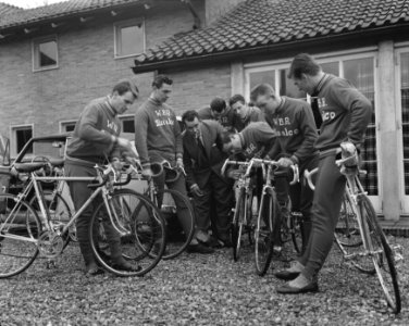 Kees Pellenaers heeft trainingskamp voor wielrenners in Jeugdherberg Het Putven, Bestanddeelnr 911-0675