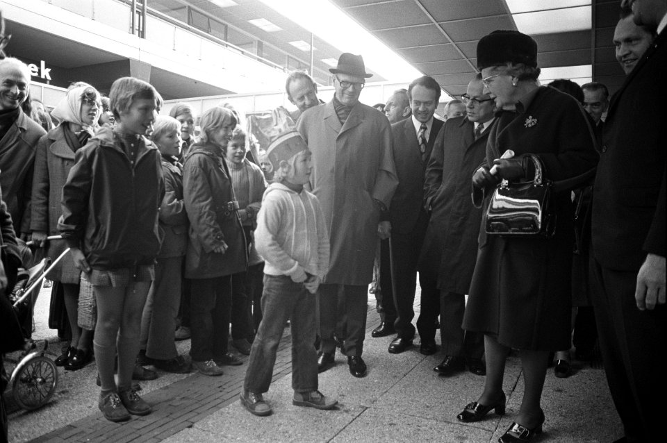 Kekkonen en koningin Juliana brengen een bezoek aan de Flevopolder, Bestanddeelnr 925-9816