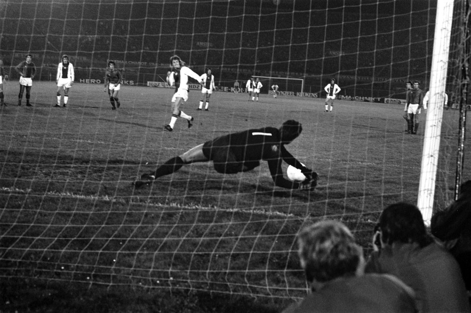 Keeper Jordano stopt een penalty van Rep, Bestanddeelnr 926-7784