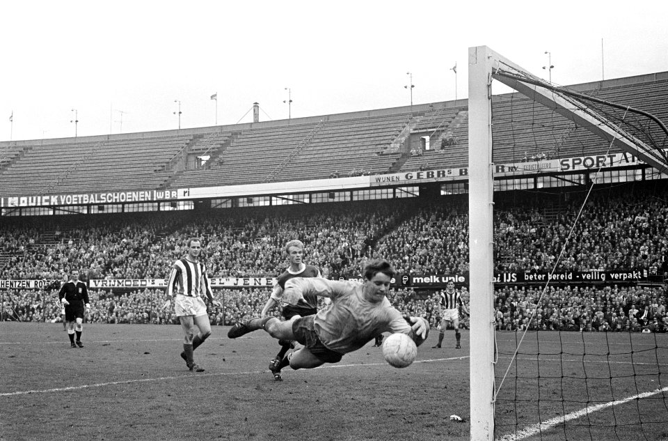 Keeper Schobert van Willem II stopt een schot. Achter hem speler Ruud Geels van , Bestanddeelnr 919-6575